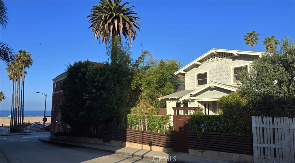 A property available for sale at 9 Vicente Terrace, Santa Monica, CA 90401.