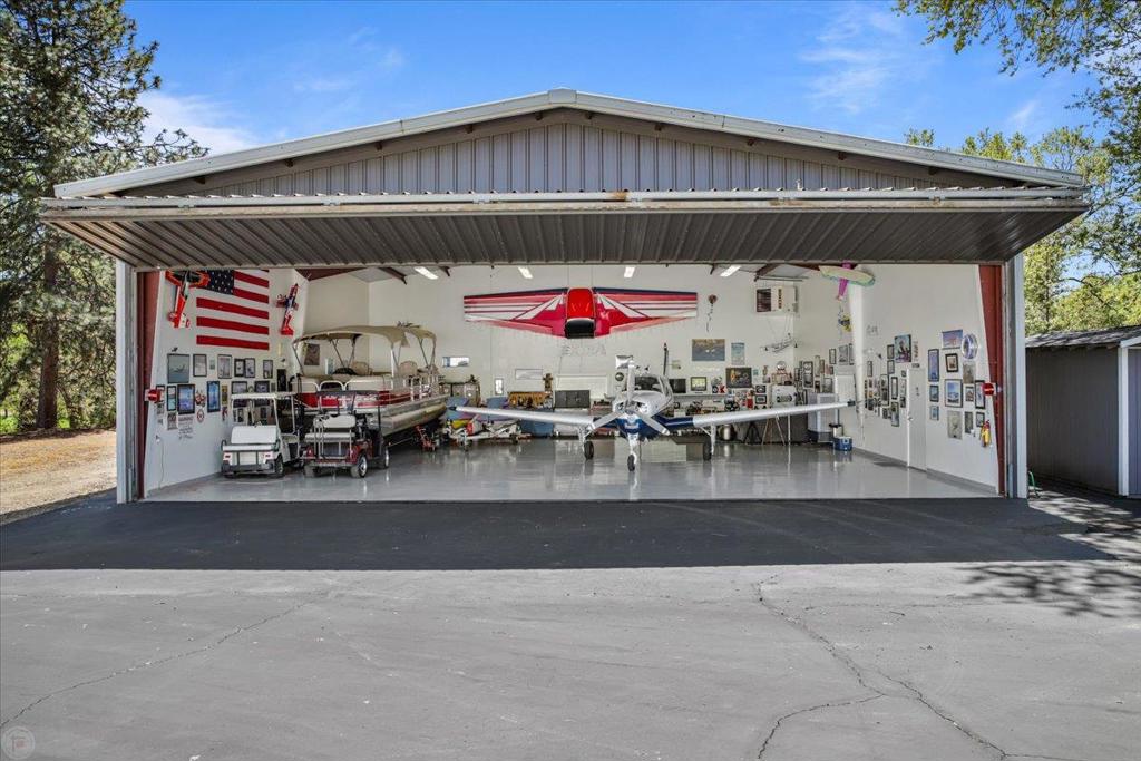 A property available for sale at 20944 Woodside Way, Groveland, CA 95321.