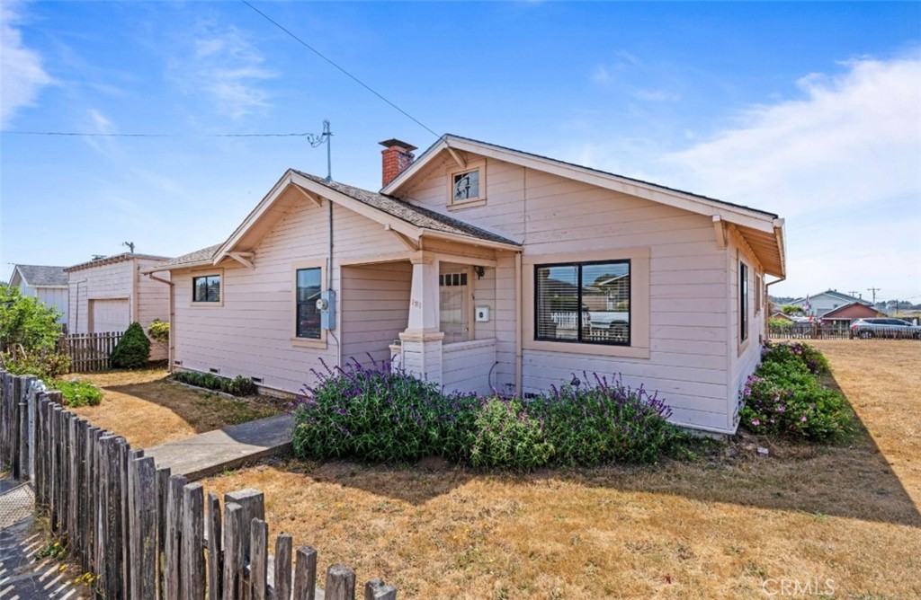A property available for sale at 121 Grove Street, Fort Bragg, CA 95437.
