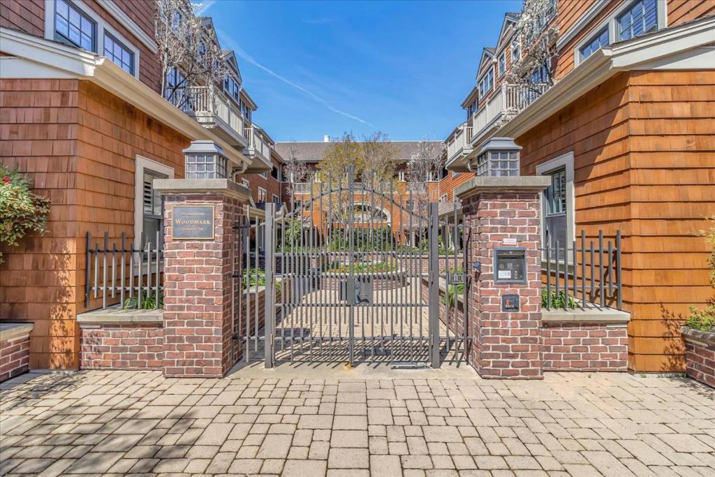 A property available for sale at 325 Channing Avenue 104, Palo Alto, CA 94301.