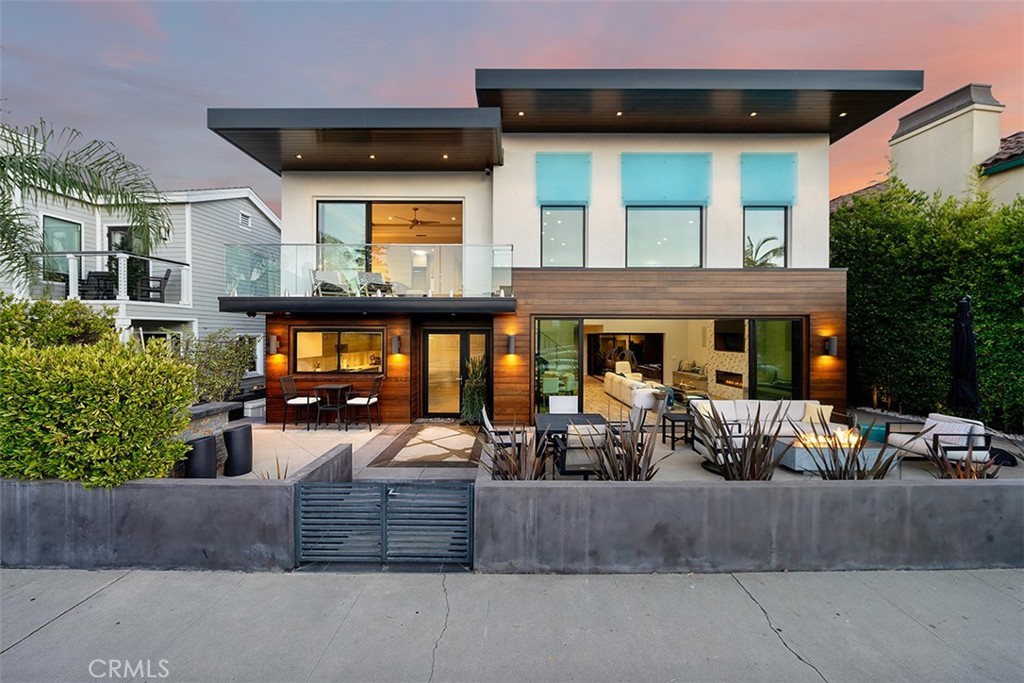 A property available for sale at 50 Rivo Alto Canal, Long Beach, CA 90803.