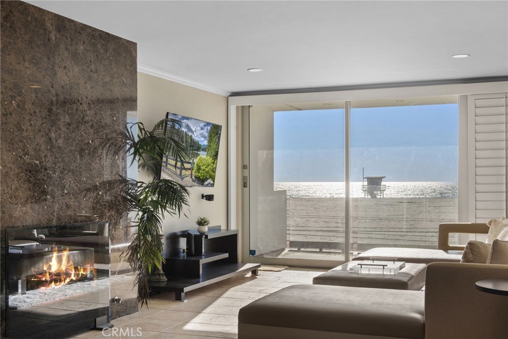 A property available for sale at 4 Jib Street 3, Marina Del Rey, CA 90292.