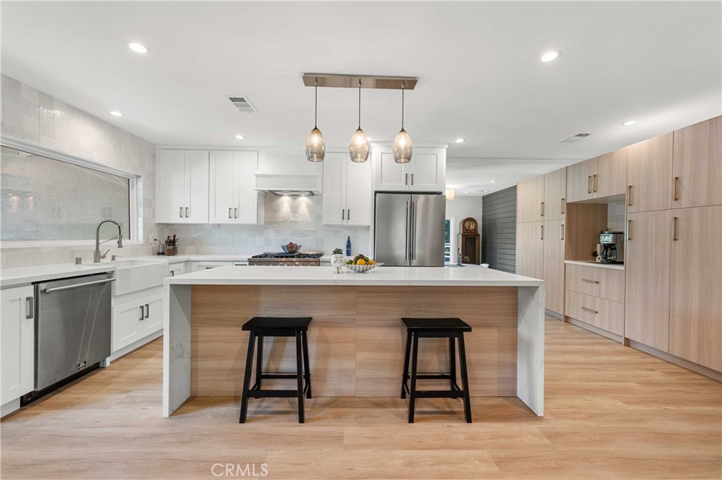 A property available for sale at 7600 Earldom Avenue, Playa Del Rey, CA 90293.
