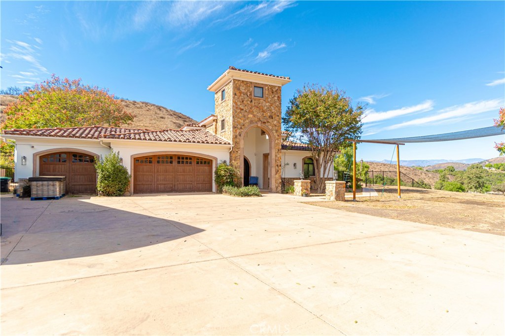 A property available for sale at 2127 E Olsen Road, Thousand Oaks, CA 91360.