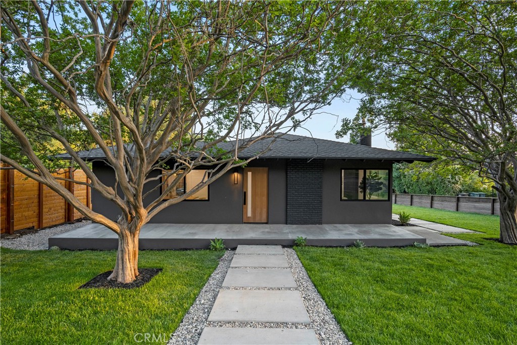 A property available for sale at 400 E Calaveras Street, Altadena, CA 91001.