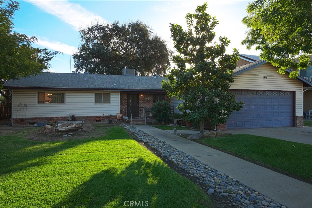 A property available for sale at 1041 Golden Gate Avenue, Dos Palos, CA 93620.