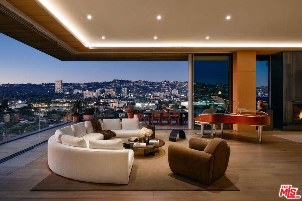 A property available for sale at 8899 Beverly Boulevard PHW, West Hollywood, CA 90048.