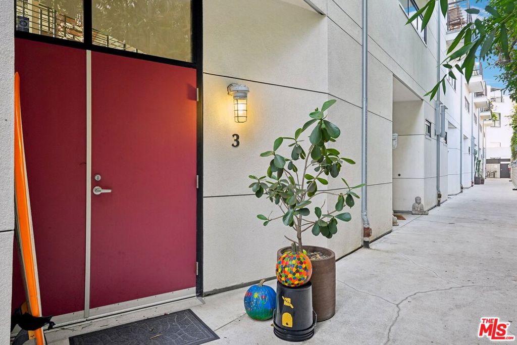 A property available for sale at 815 Hampton Drive 3, Venice, CA 90291.