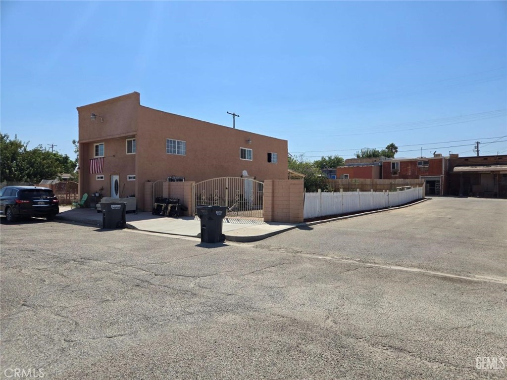 A property available for sale at 333 Kern Street, Maricopa, CA 93252.