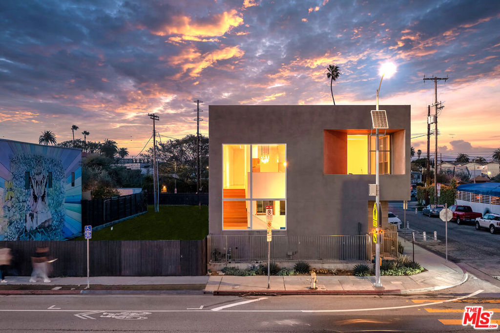 A property available for sale at 1015 Abbot Kinney Boulevard, Venice, CA 90291.