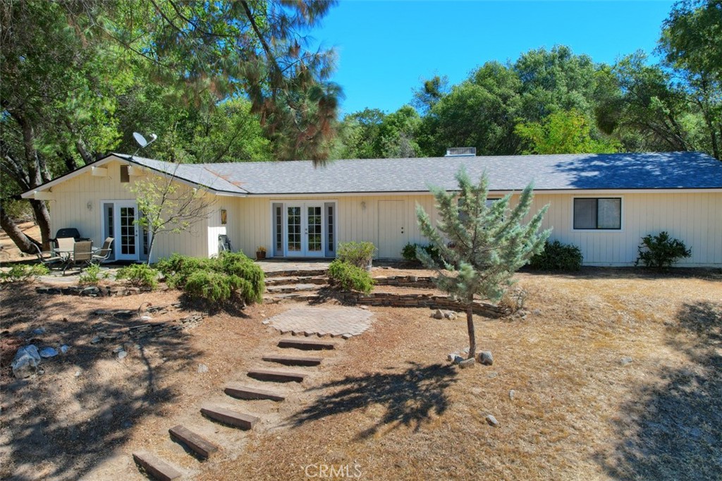 A property available for sale at 39406 John West Road, Oakhurst, CA 93644.