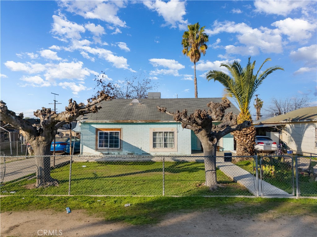 A property available for sale at 433 San Pedro Street, McFarland, CA 93250.