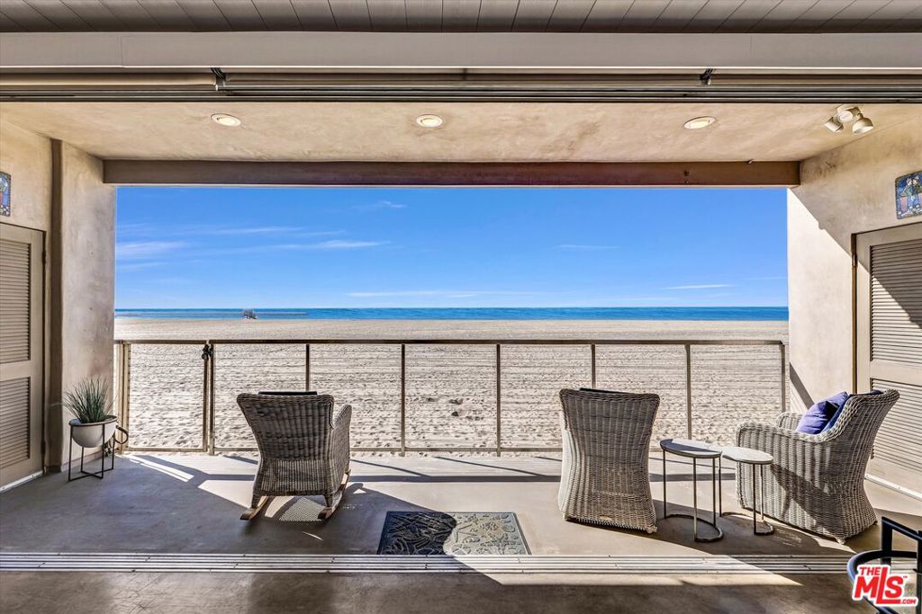 A property available for sale at 1 Spinnaker Street 2, Marina Del Rey, CA 90292.