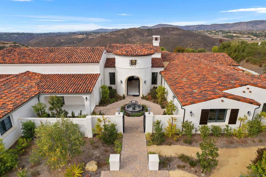A property available for sale at 8128 Run of The Knolls, San Diego, CA 92127.
