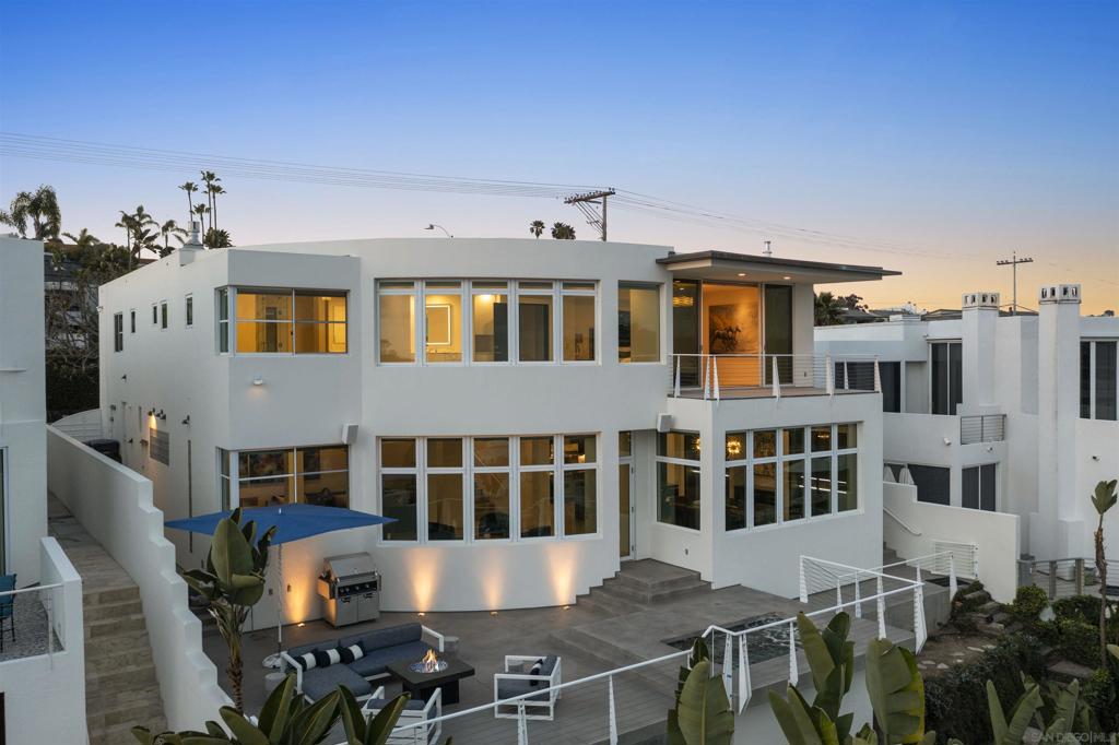 A property available for sale at 121 Via de La Valle, Del Mar, CA 92014.