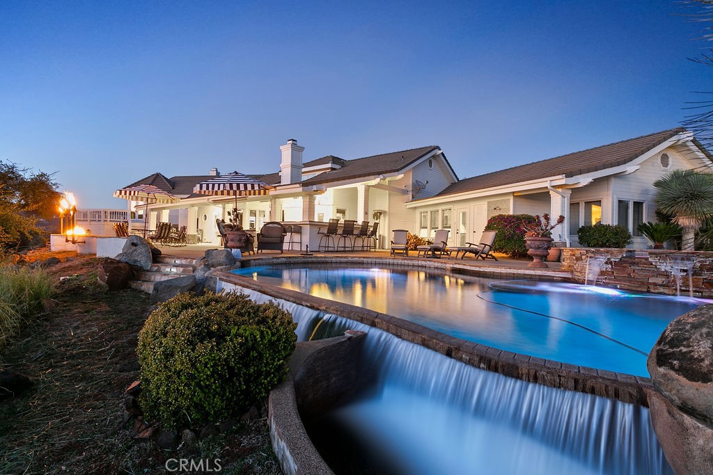 A property available for sale at 40075 Avenida La Cresta, Murrieta, CA 92562.