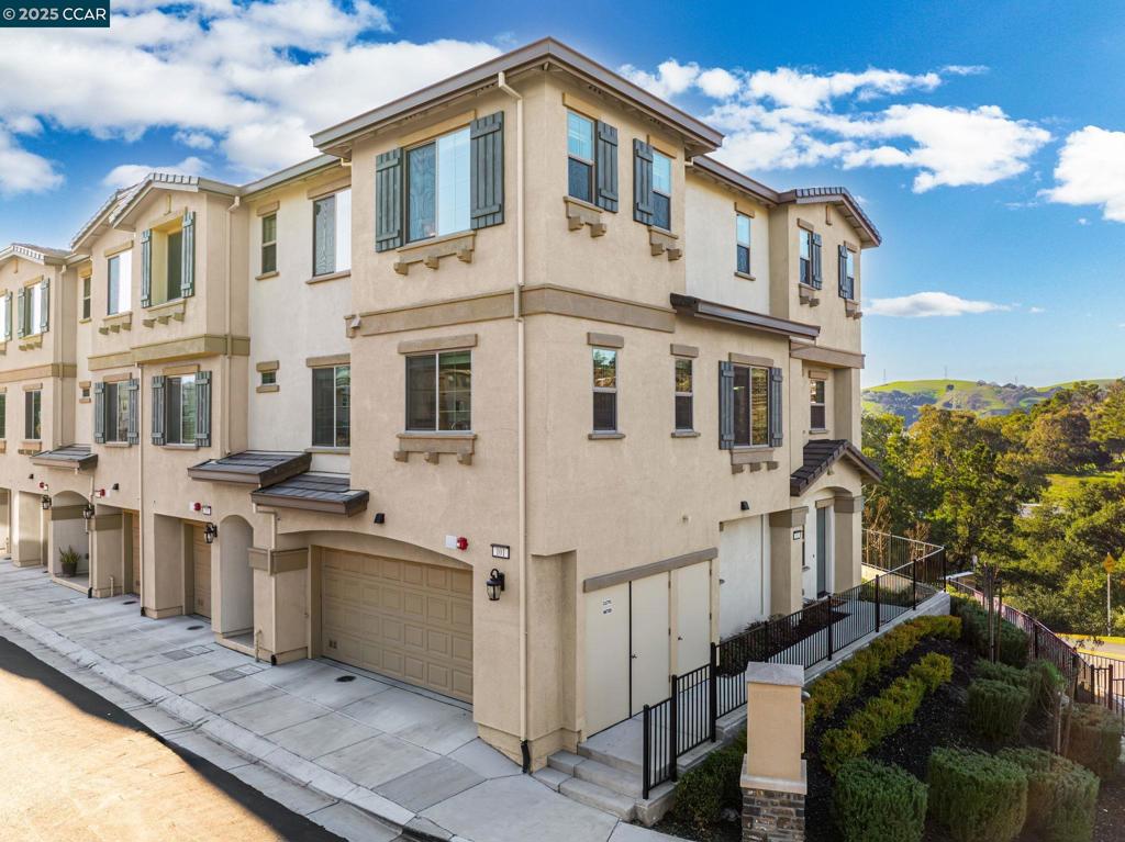 A property available for sale at 101 Laurel Knoll Dr, Martinez, CA 94553.