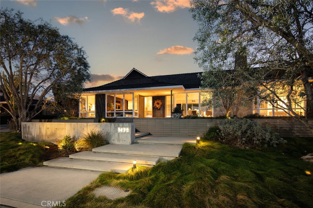 A property available for sale at 1425 La Perla Avenue, Long Beach, CA 90815.