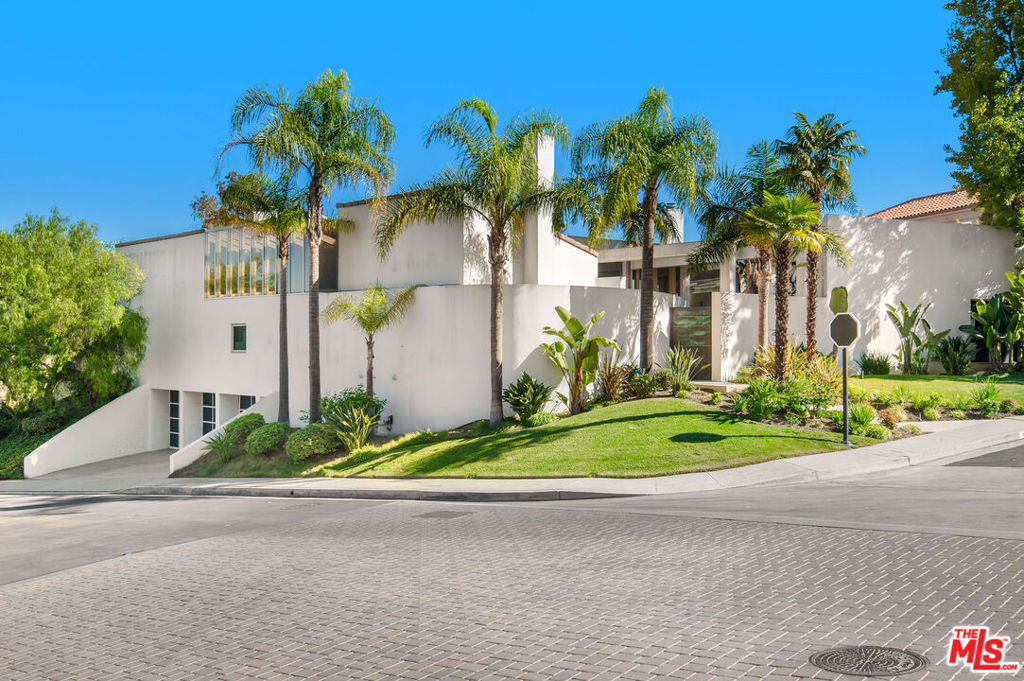 A property available for sale at 11975 Crest Place, Beverly Hills, CA 90210.