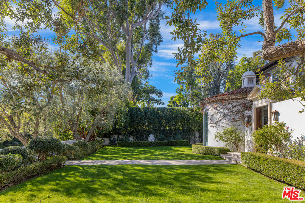 A property available for sale at 563 Spoleto Drive, Pacific Palisades, CA 90272.