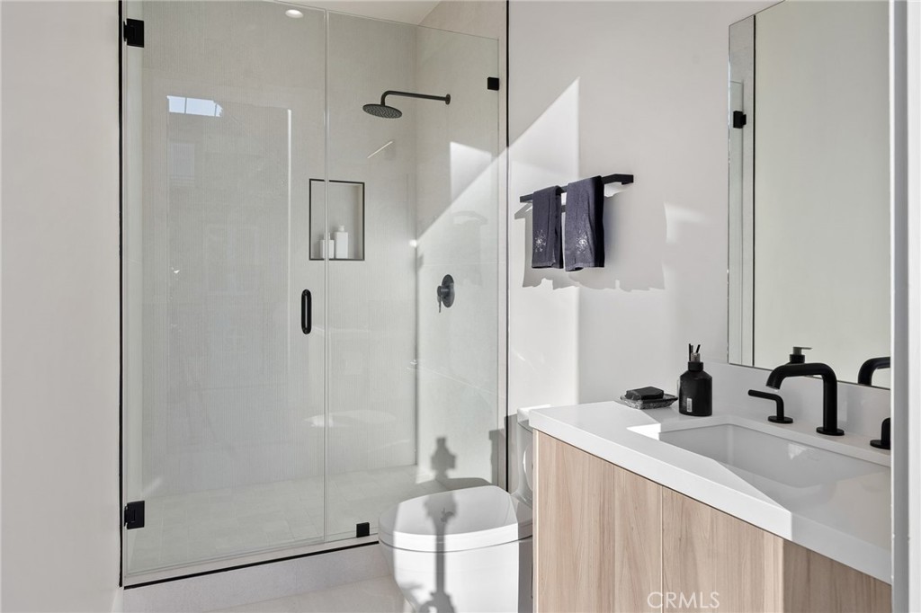 A property available for sale at 15547 Valley Vista Boulevard, Encino, CA 91436.