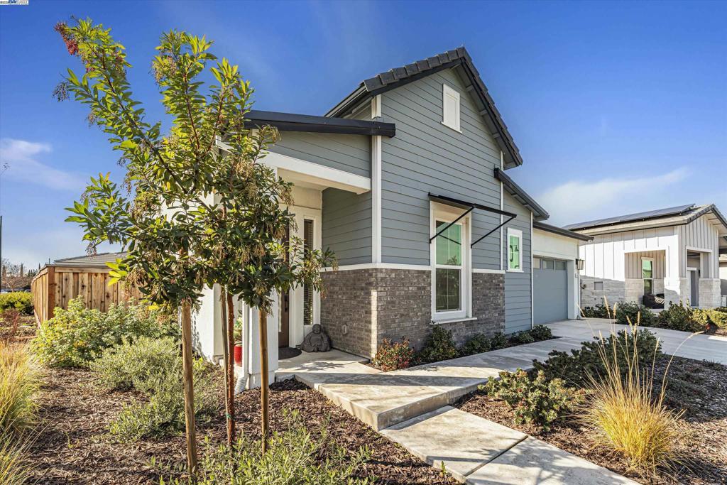 A property available for sale at 1255 Parkcrest Cir, Manteca, CA 95336.