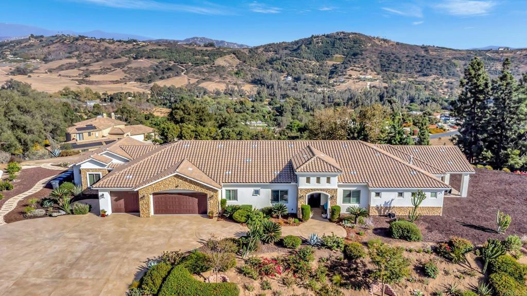 A property available for sale at 3026 Via Loma, Fallbrook, CA 92028.