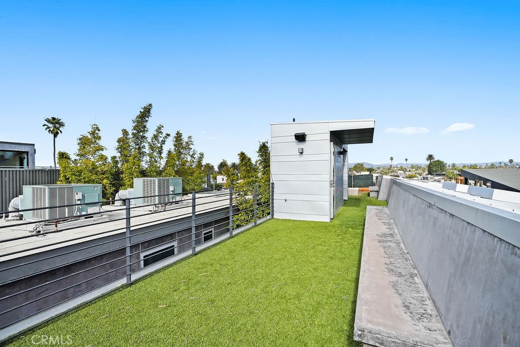 A property available for sale at 304 Grand Boulevard, Venice, CA 90291.