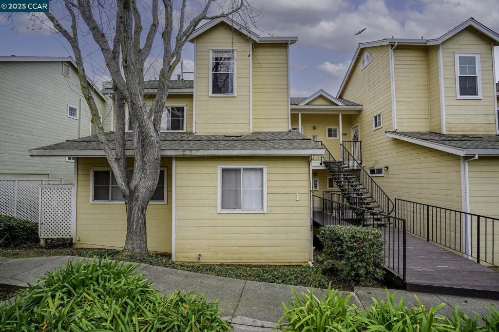 A property available for sale at 735 Buchanan St. 204, Benicia, CA 94510-2961.