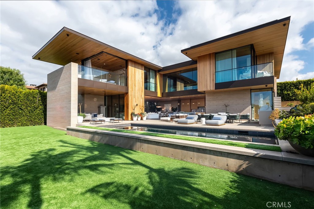 A property available for sale at 100 N Dianthus Street, Manhattan Beach, CA 90266.