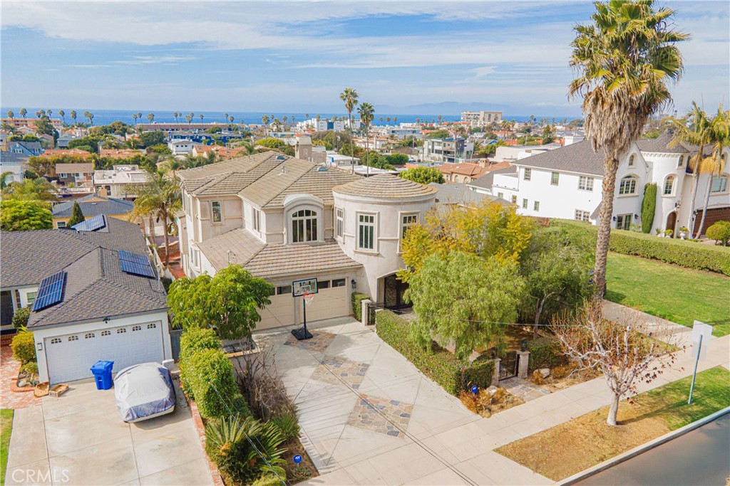 A property available for sale at 627 S Gertruda Avenue, Redondo Beach, CA 90277.