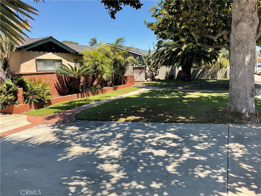 A property available for sale at 268 E 18th Street, Costa Mesa, CA 92627.