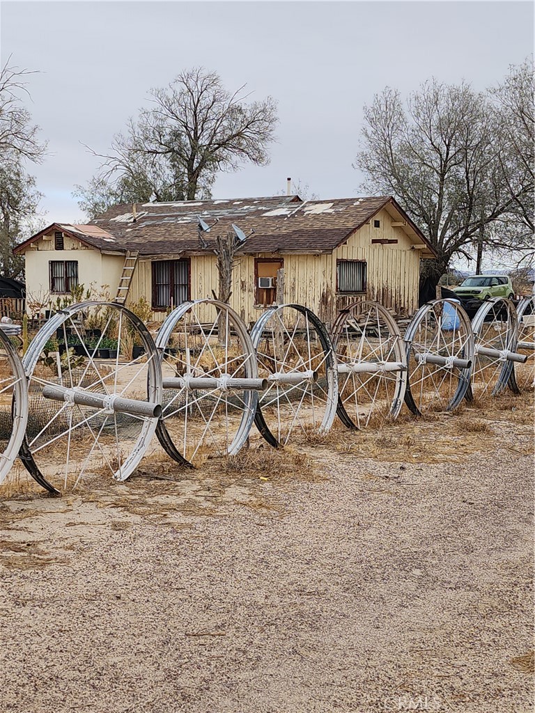 A property available for sale at 34981 Piute Road, Newberry Springs, CA 92365.