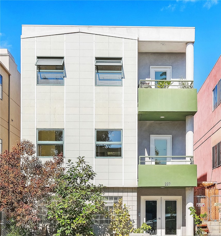 A property available for sale at 227 Market Street, Venice, CA 90291.