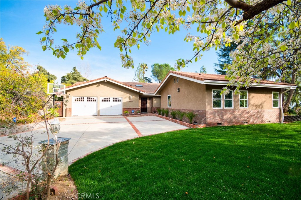 A property available for sale at 5386 Harter Lane, La Canada Flintridge, CA 91011.
