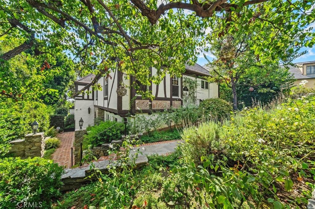 A property available for sale at 770 Huntington Circle, Pasadena, CA 91106.