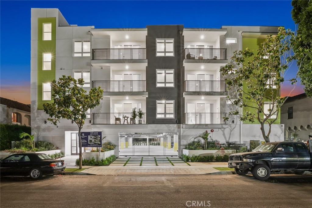 A property available for rent at 5820 La Mirada Avenue 303, Hollywood, CA 90038.