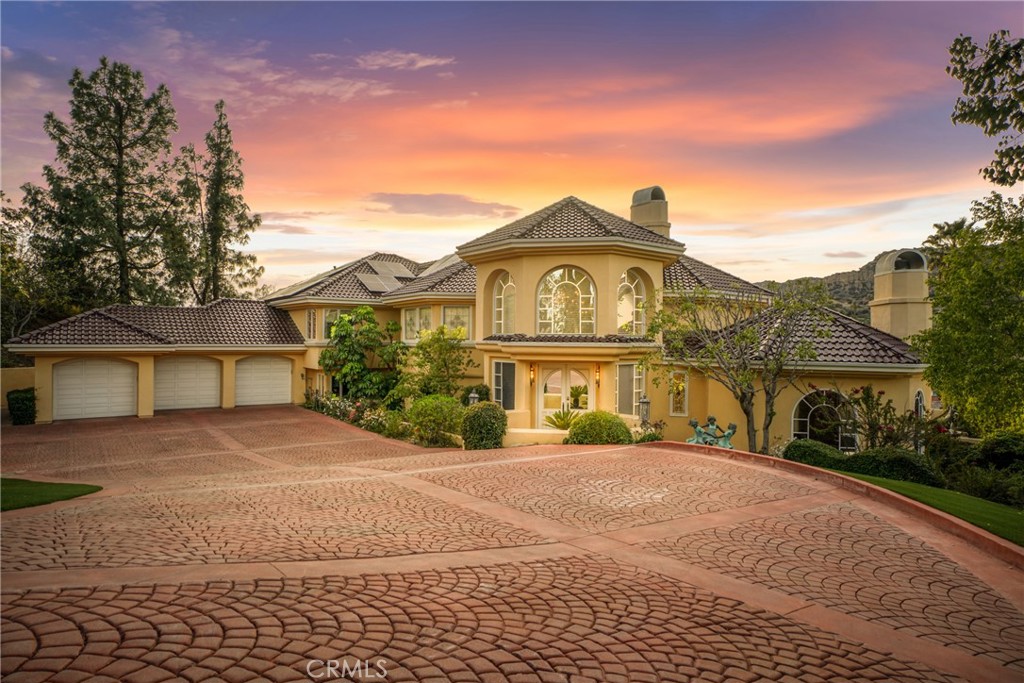 A property available for sale at 22537 N Summit Ridge Circle, Chatsworth, CA 91311.
