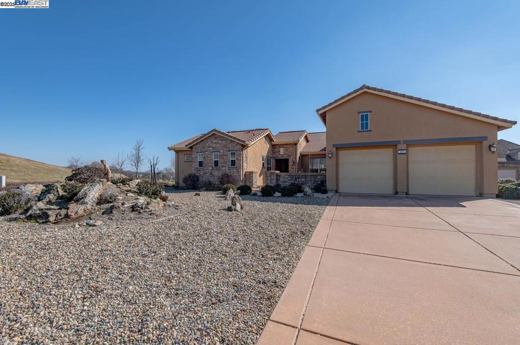 A property available for sale at 106 Glen View Ct, Copperopolis, CA 95228.