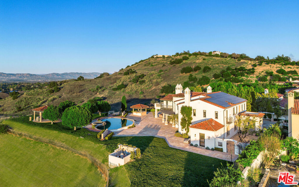 A property available for sale at 25273 Prado De La Puma, Calabasas, CA 91302.