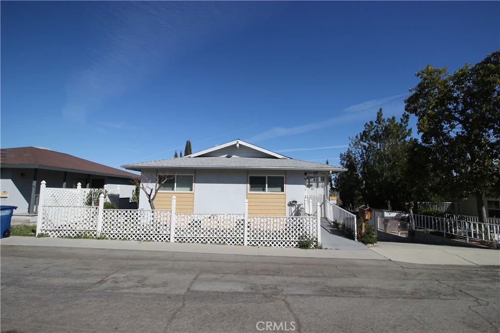 A property available for sale at 726 D Street, Taft, CA 93268.