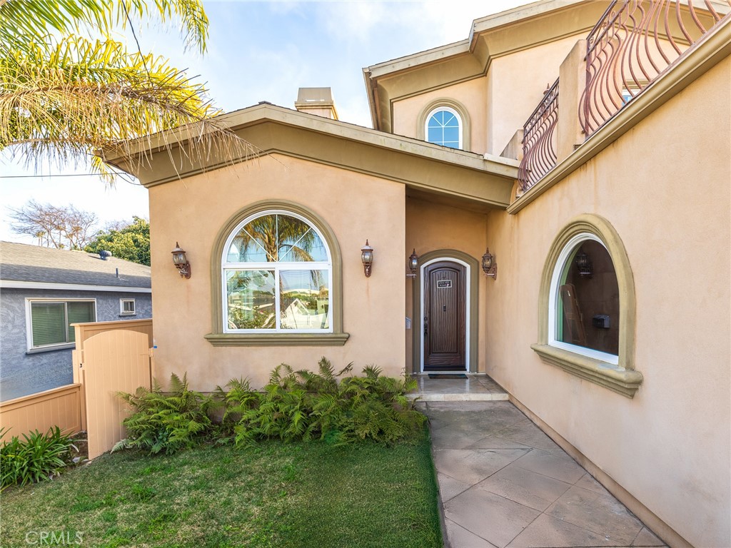 A property available for sale at 650 W Walnut Avenue, El Segundo, CA 90245.