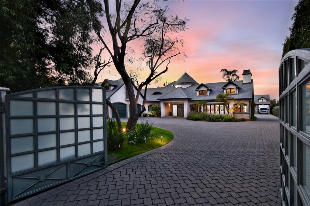 A property available for sale at 13157 Chandler Boulevard, Sherman Oaks, CA 91401.