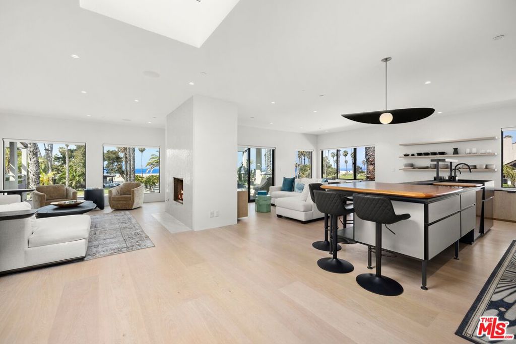 A property available for sale at 10 Ocean Park Boulevard 1, Santa Monica, CA 90405.