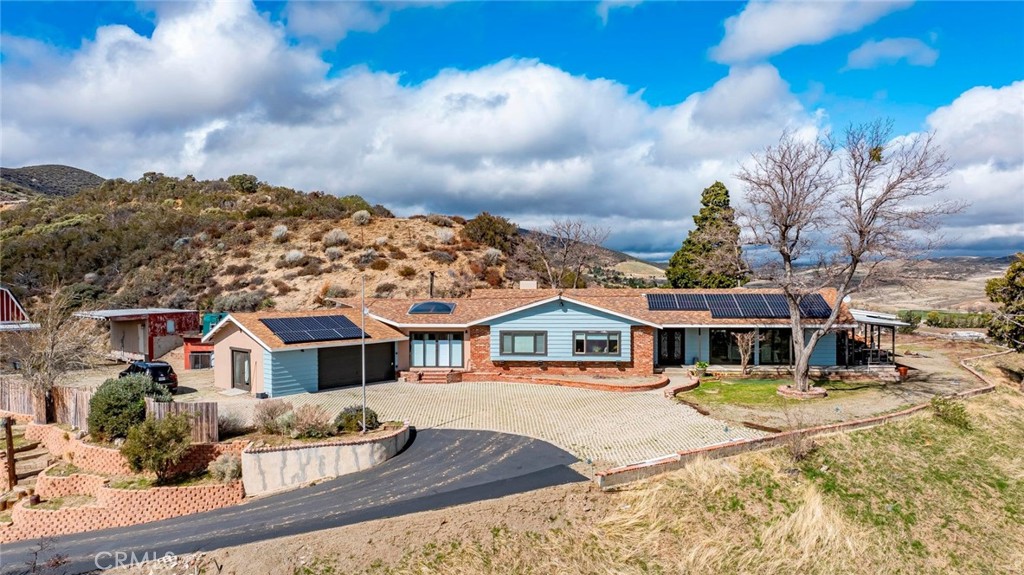 A property available for sale at 40005 92nd Street W, Leona Valley, CA 93551.