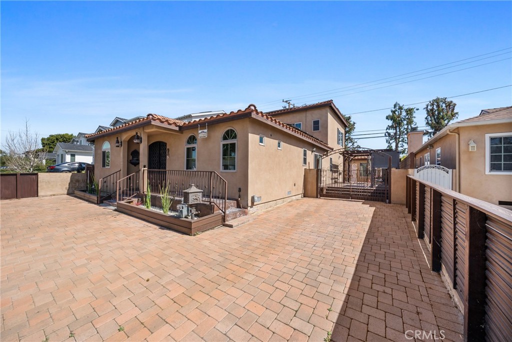 A property available for sale at 11360 Segrell Way, Culver City, CA 90230.