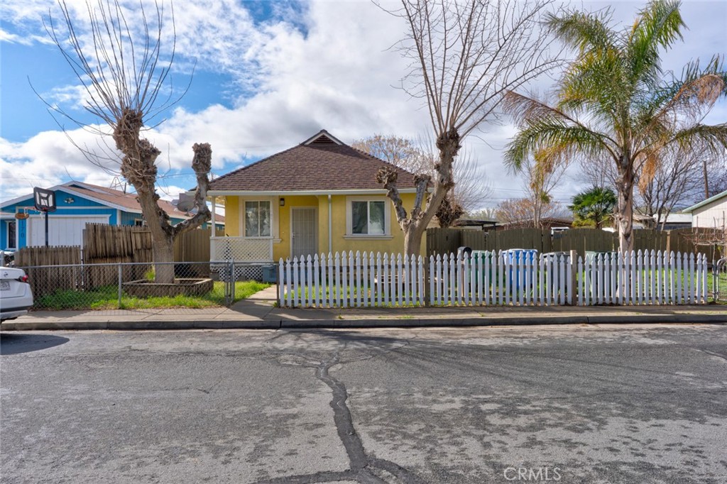A property available for sale at 160 E Houston Street, Coalinga, CA 93210.