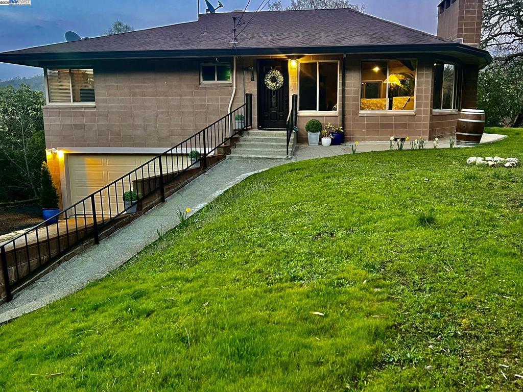A property available for sale at 188 Country Club Ln, Napa, CA 94558.