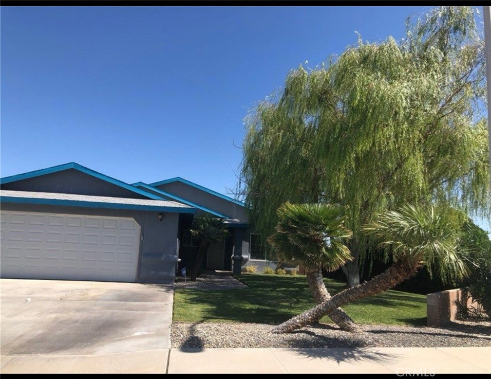 A property available for sale at 432 Vista Street, Ridgecrest, CA 93555.