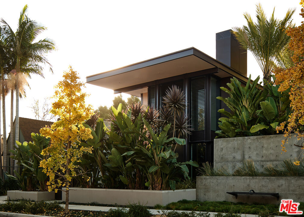 A property available for sale at 8850 Rosewood Avenue, West Hollywood, CA 90048.